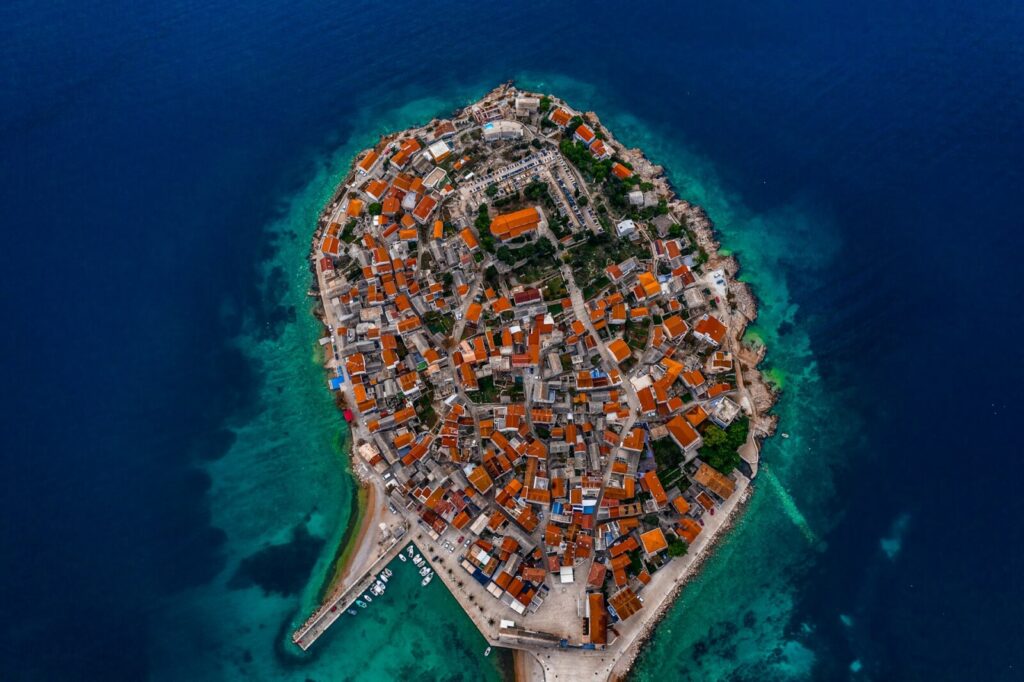 Die Halbinsel Primošten mit ihrer Altstadt an der dalmatinischen Küste