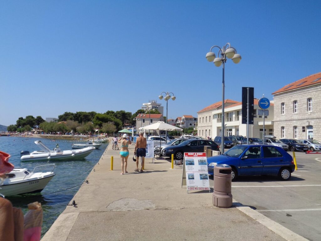 Die Uferpromenade von Vodice an der dalmatinischen Küste